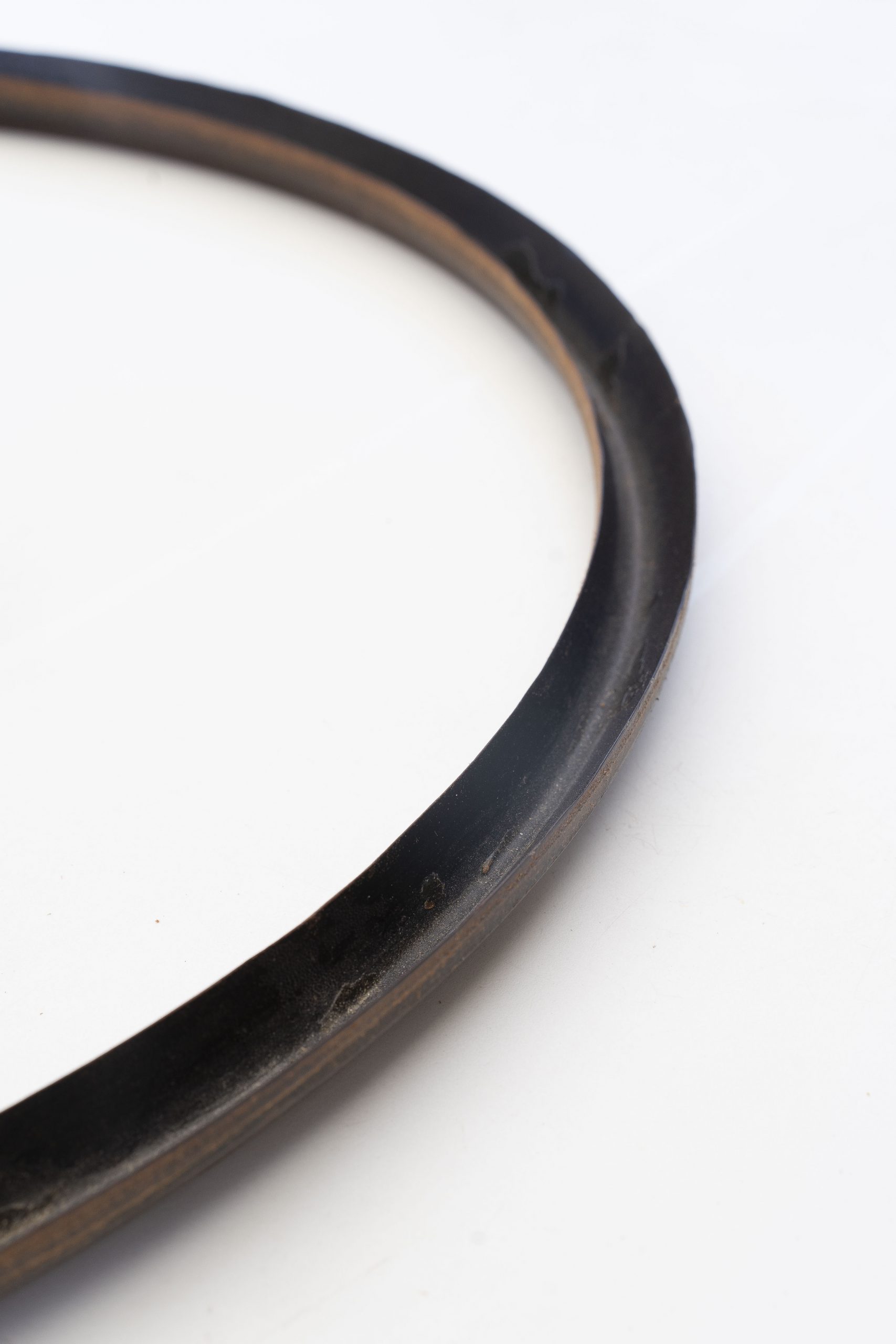 Cuirs emboutis forme V