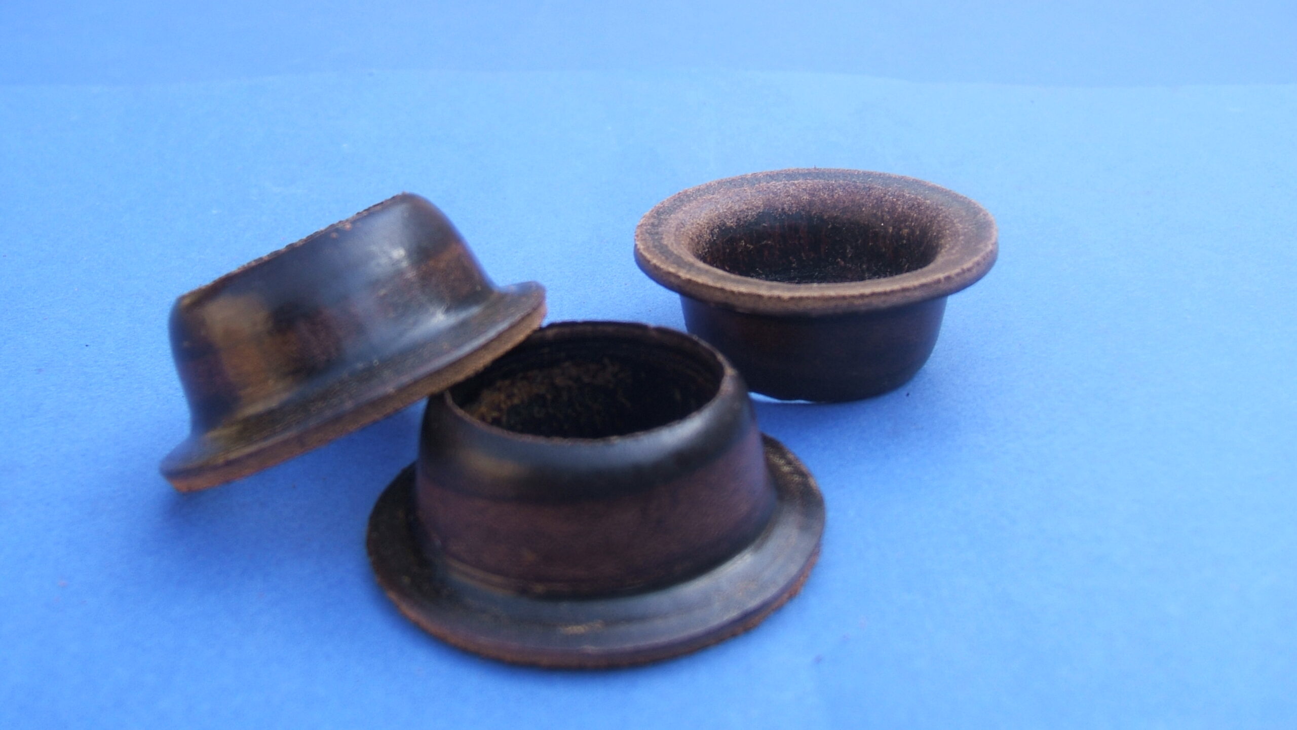 Cuirs emboutis forme chapeau